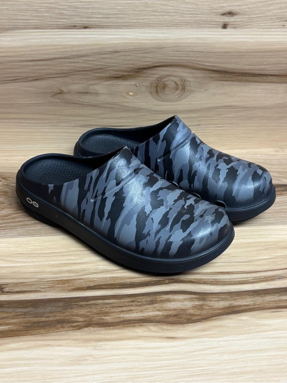 OOFOS OOcloog Limited recovery clog in gray and black camo M7–W9